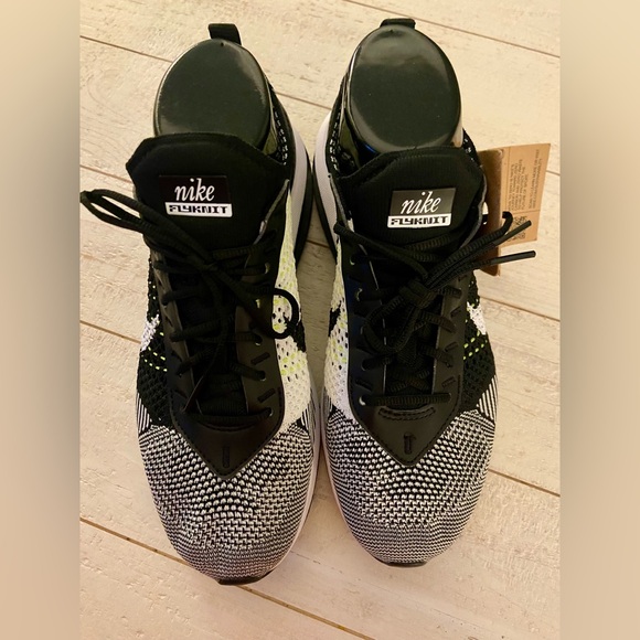 NWT Nike Air Max FlyKnit Racer Sneaker in Black/White - Picture 2 of 9